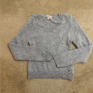 Tommy Hilfiger Women's Light Gray V-Neck Sweater